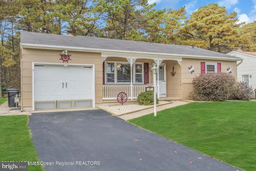 37 Zeeland Dr, Toms River, NJ 08757 - #2