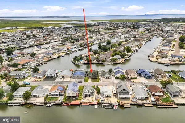 17 W Sail Dr, MYSTIC ISLANDS, NJ 08087