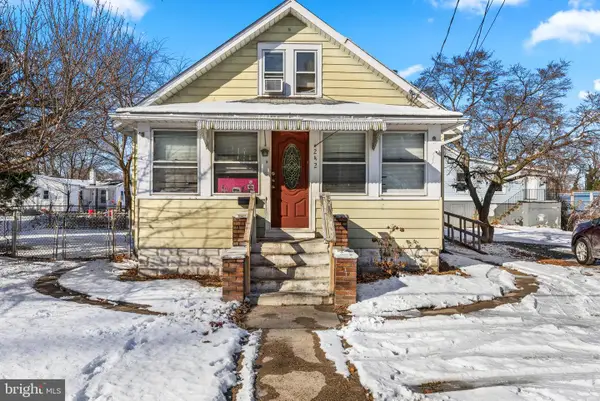 242 N Broad St, CARNEYS POINT, NJ 08069