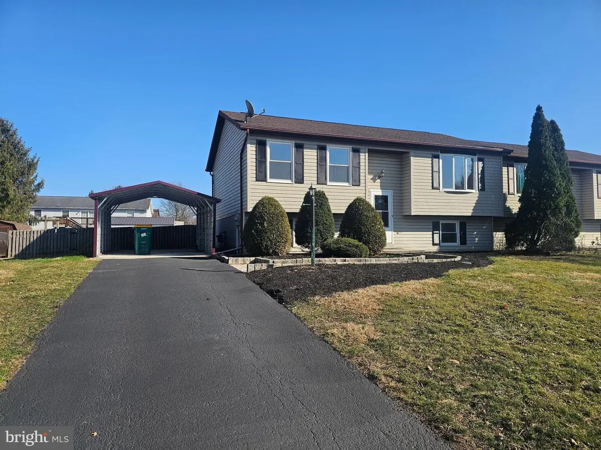 228 S Lincoln Dr, Hanover, PA 17331 - #1