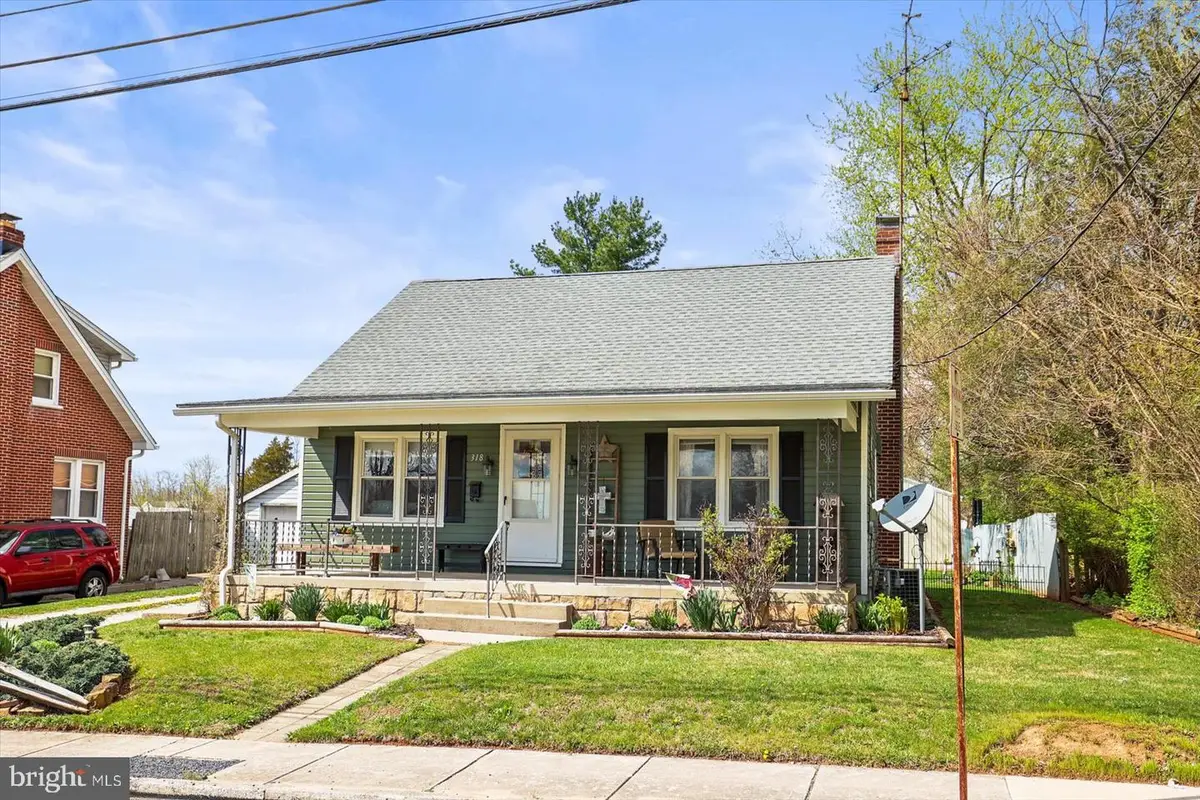 318 W High St, New Oxford, PA 17350 - #1