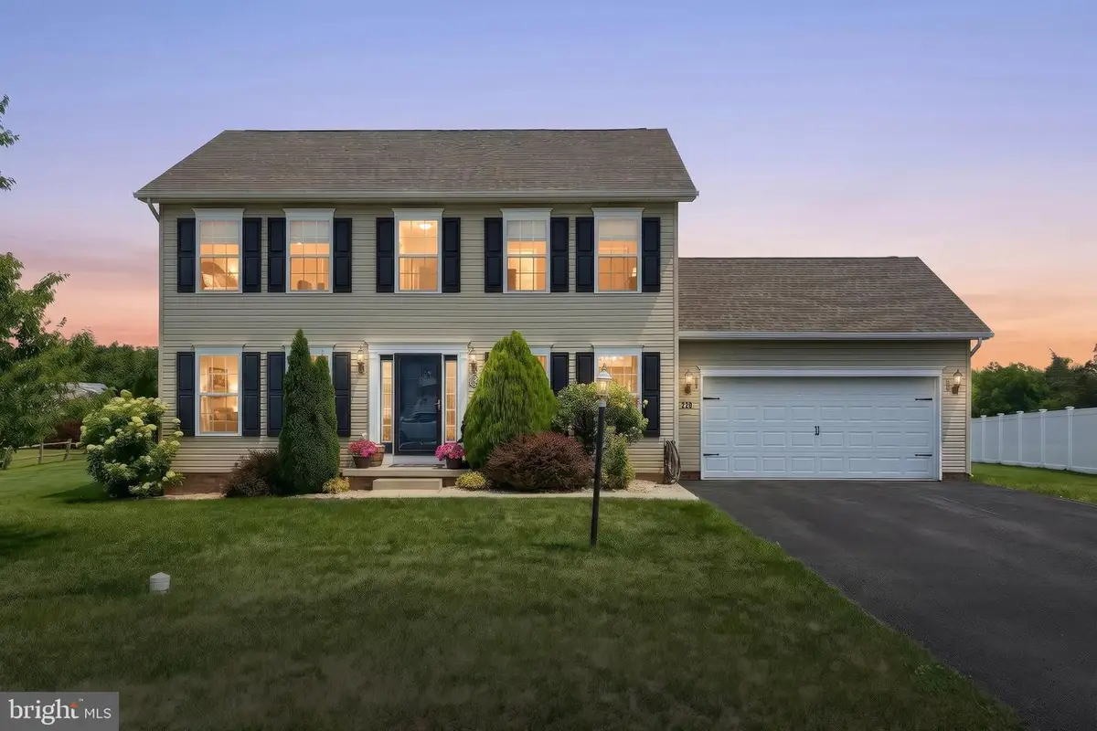 220 W Crest View Ln, Gettysburg, PA 17325 - #1