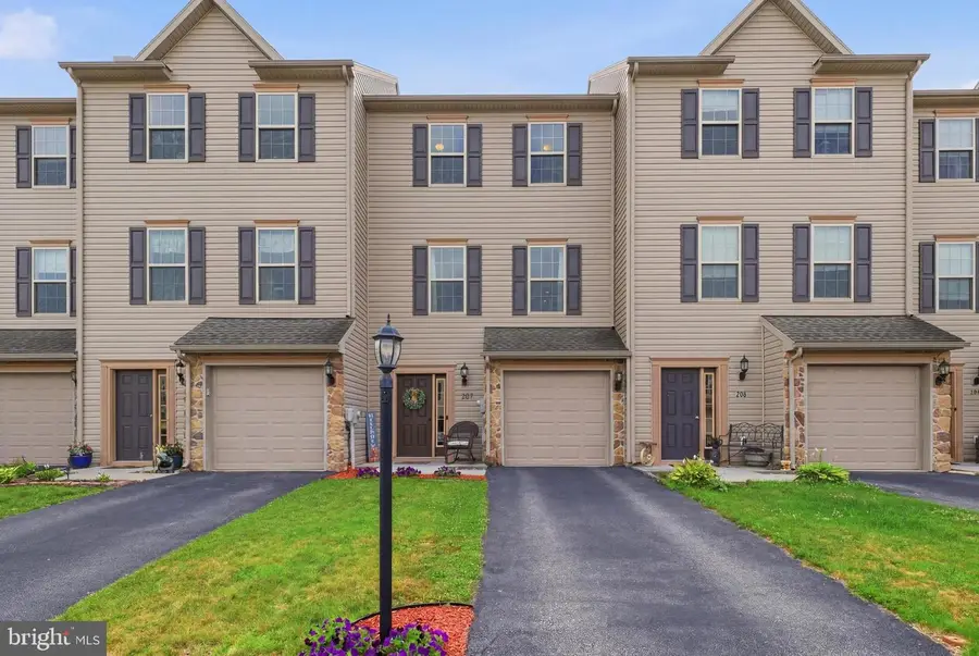 207 Katelyn Dr, New Oxford, PA 17350 - #2