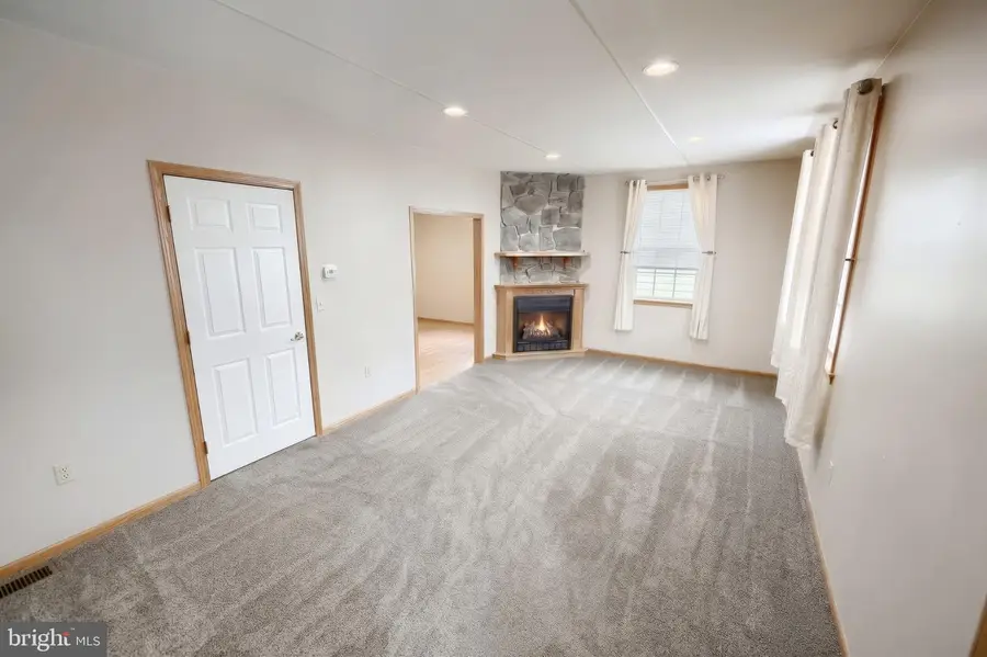 111 Pleasant St, New Oxford, PA 17350 - #3