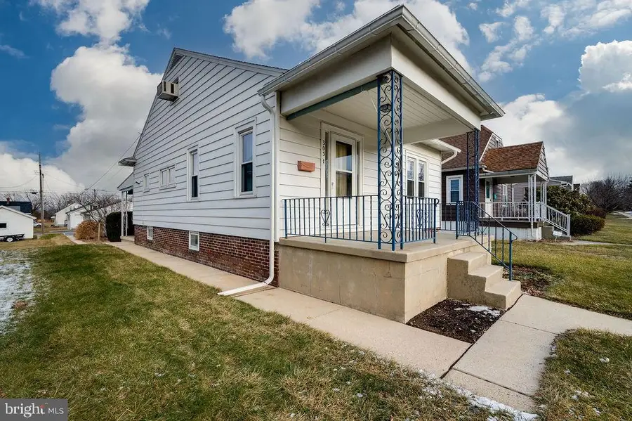 305 E Washington St, Fleetwood, PA 19522 - Image #2