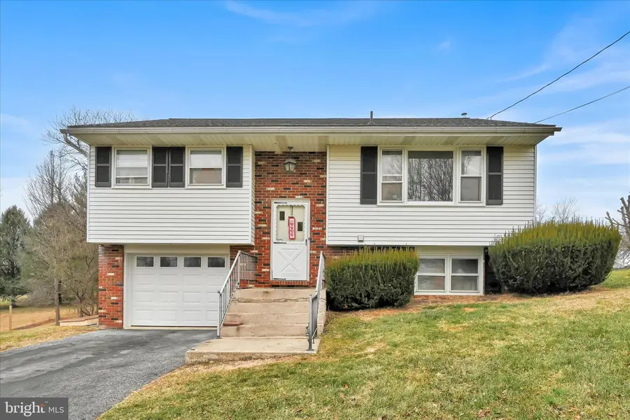 631 W Franklin St, Womelsdorf, PA 19567 - Image #2