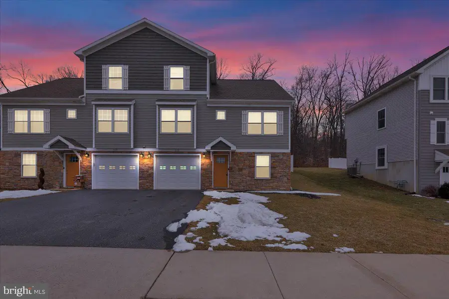 422 Smokering Dr, Robesonia, PA 19551 - #2