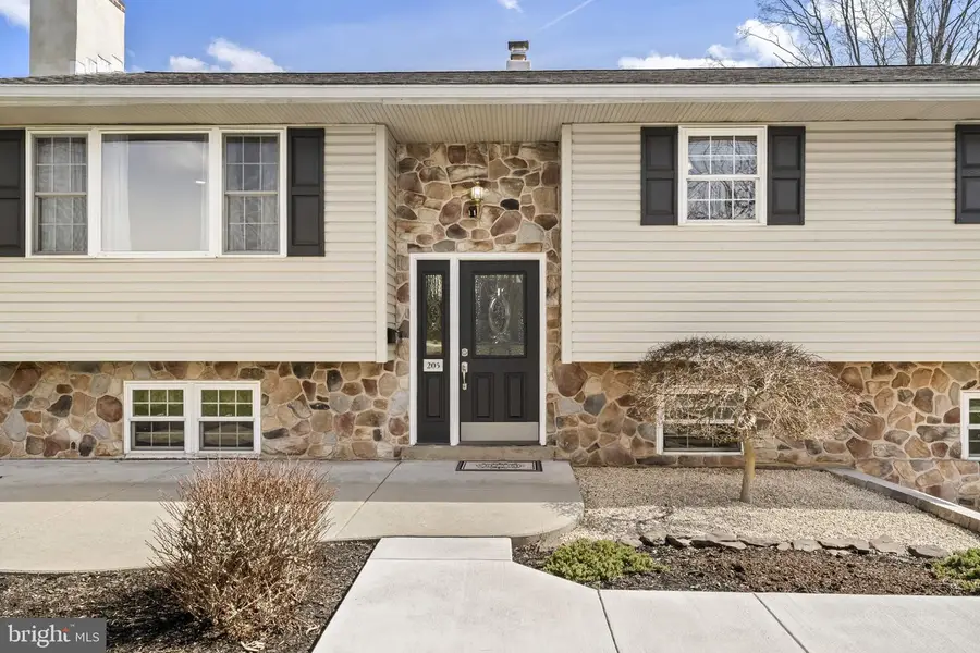 205 Hickory Ln, Douglassville, PA 19518 - #2