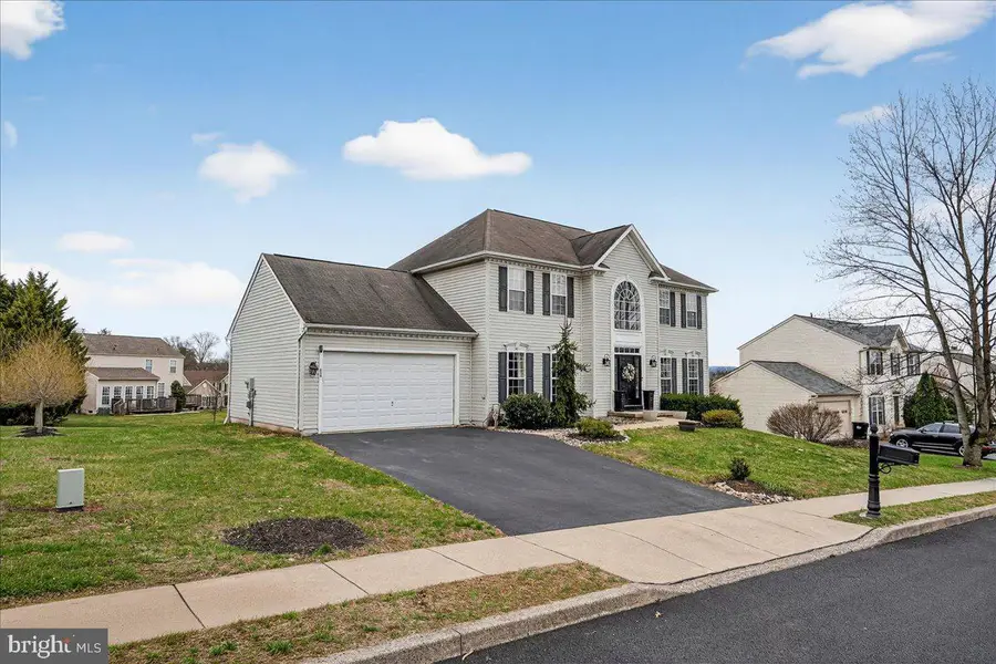 808 Bramblewood Dr, Douglassville, PA 19518 - #2