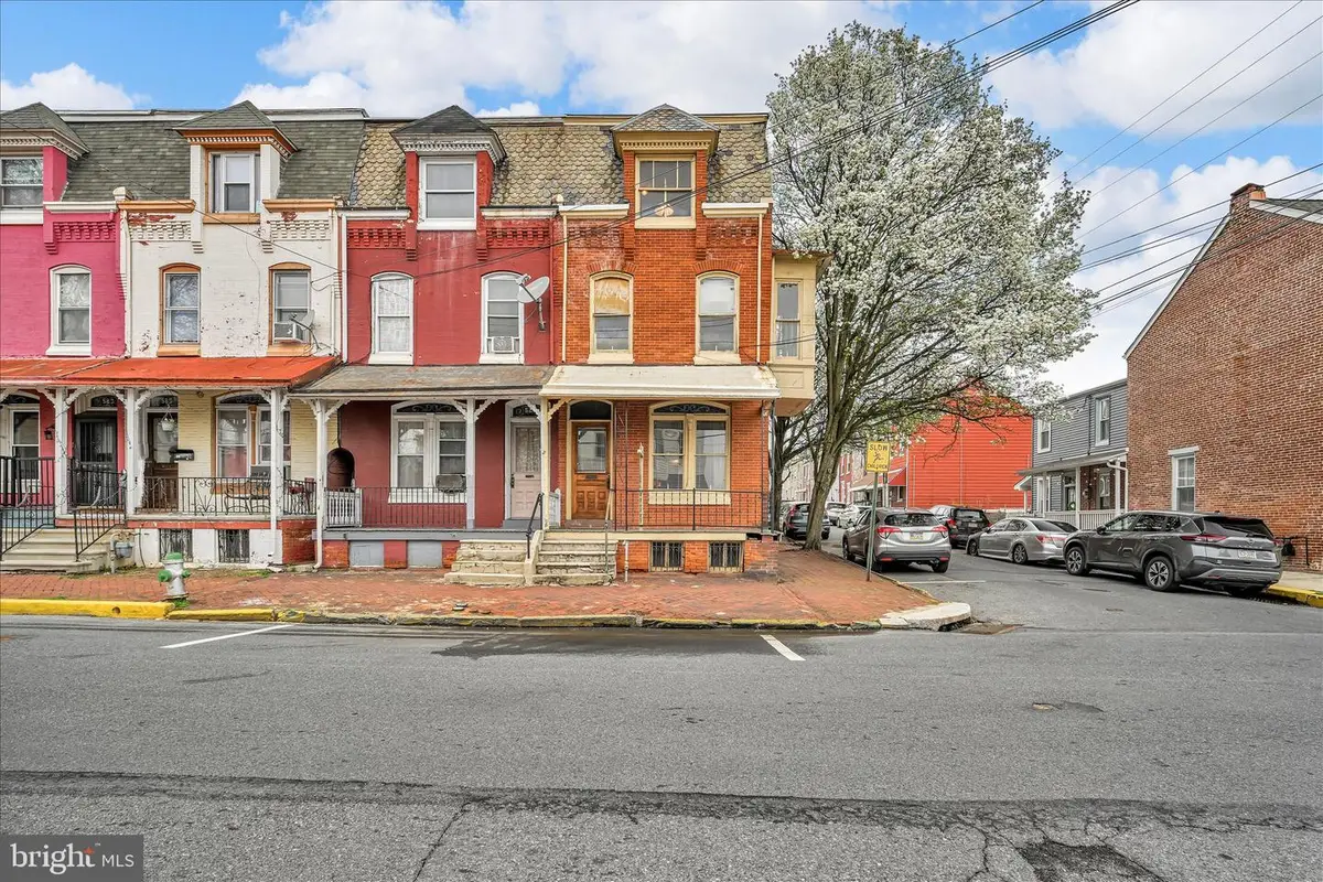 529 Windsor St, Reading, PA 19601 - #1