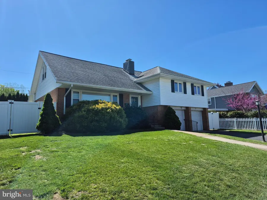 2402 Bell Dr, Reading, PA 19609 - #3