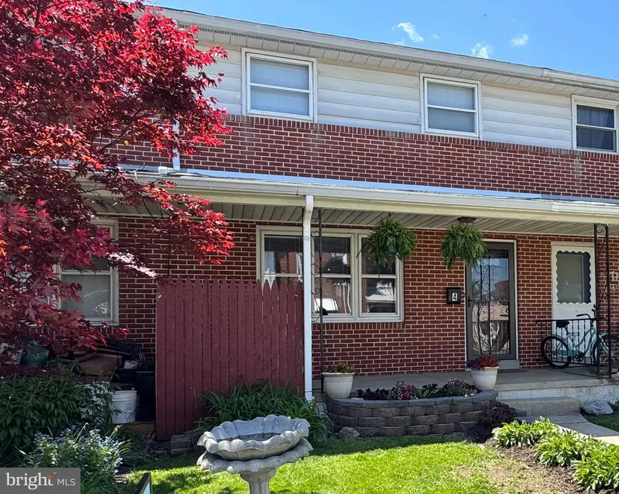 4 S Buttonwood St, Fleetwood, PA 19522 - #2