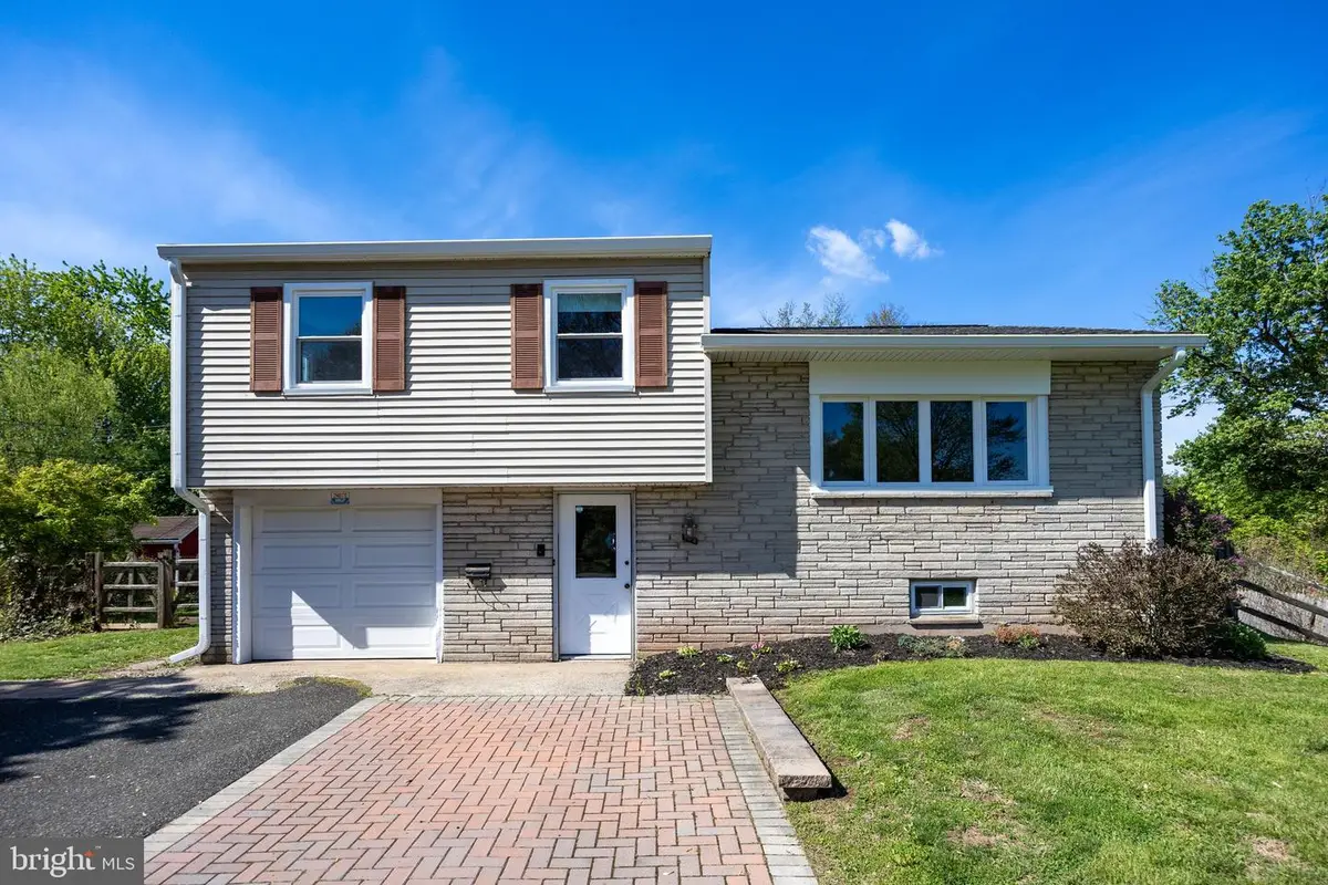 104 Briarwood Dr, Douglassville, PA 19518 - #1