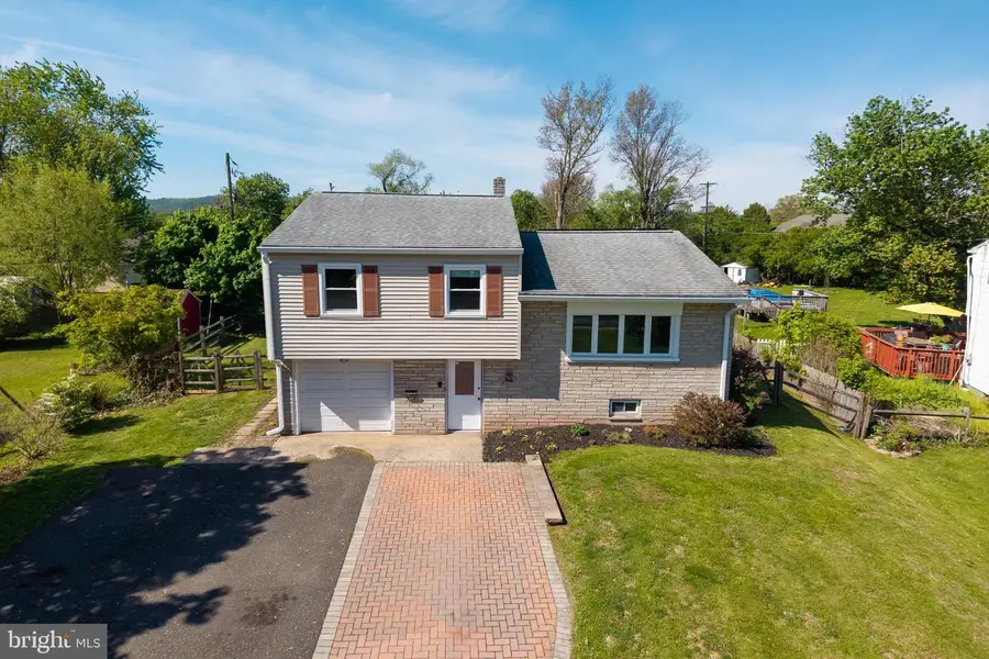 104 Briarwood Dr, Douglassville, PA 19518 - #2