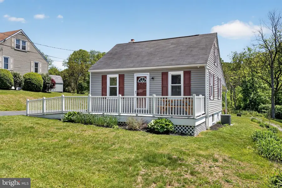 905 Englesville Hill Rd, Boyertown, PA 19512 - #2