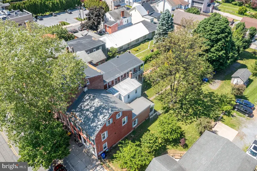 145 W High St, Womelsdorf, PA 19567 - #3