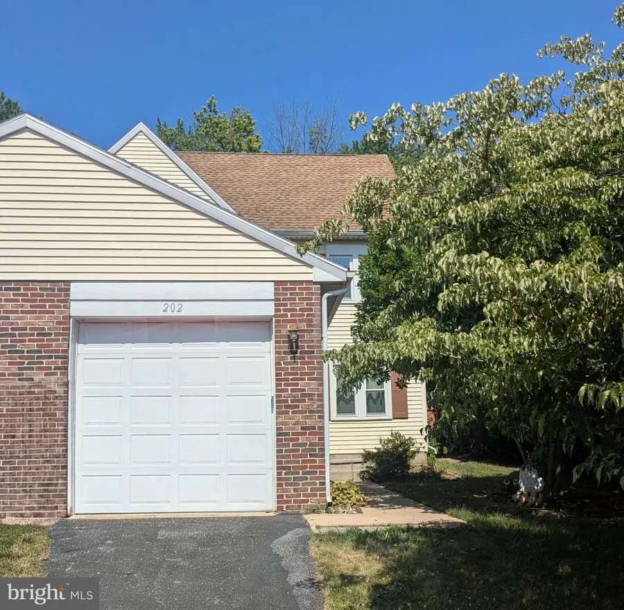 202 Adams Dr, Womelsdorf, PA 19567 - #2