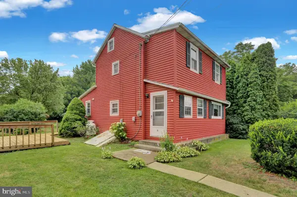 11 W Hunter St, LYON STATION, PA 19536