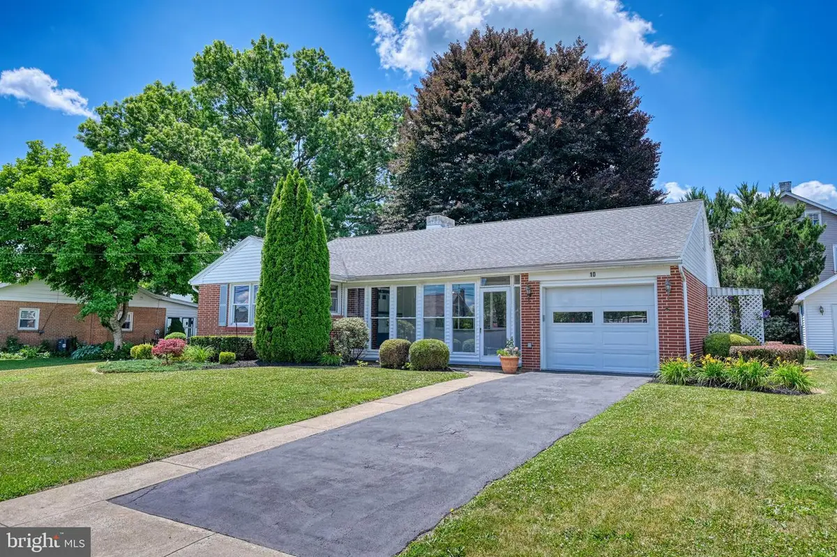 10 E Lincoln Ave, Robesonia, PA 19551 - #1