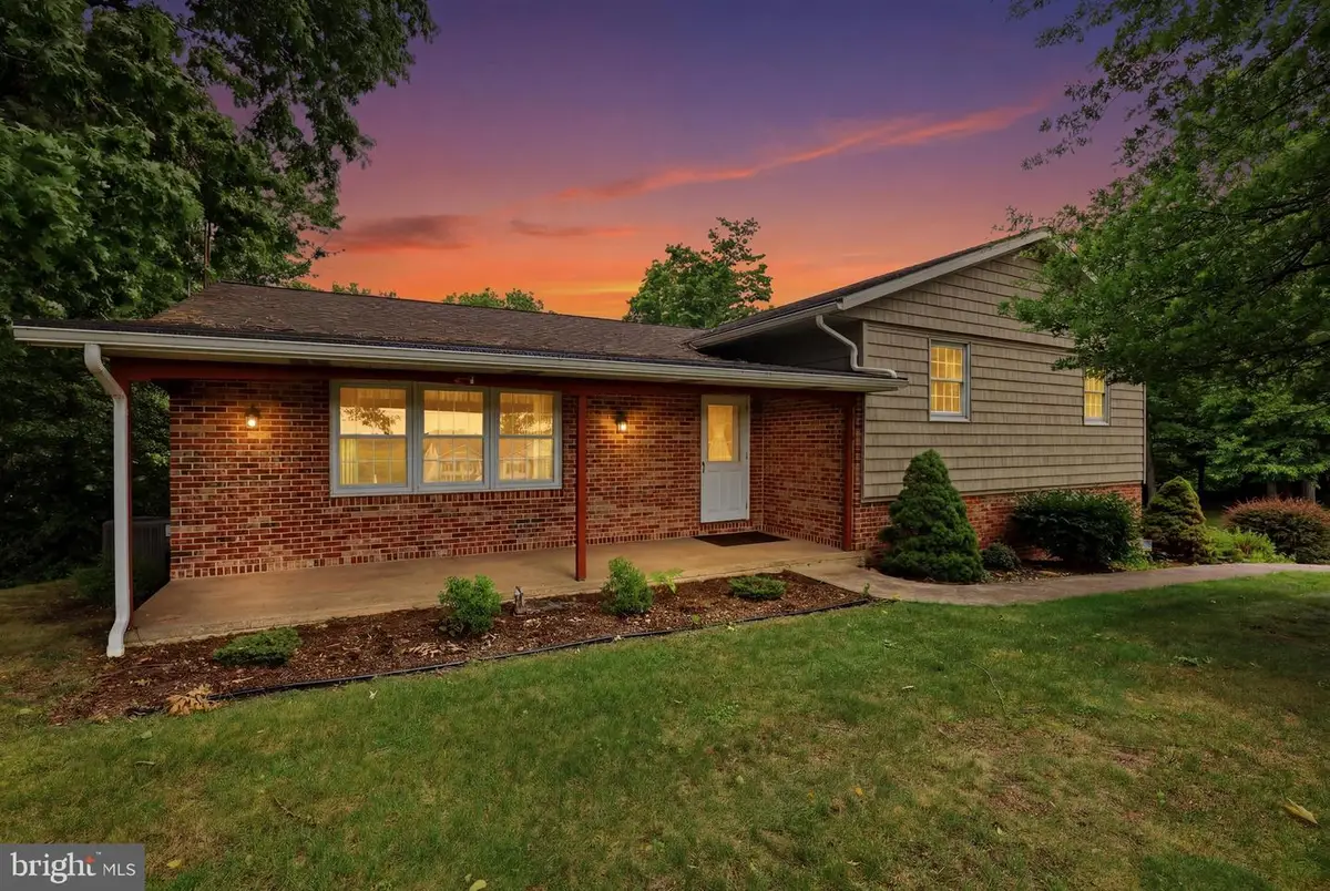 123 Deck Rd, Womelsdorf, PA 19567 - #1