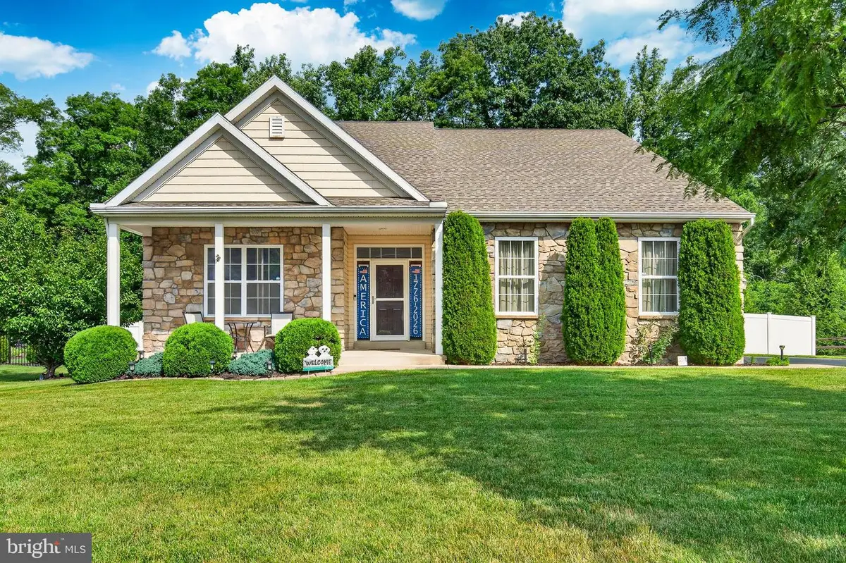 105 Woods Edge Dr, Douglassville, PA 19518 - #1