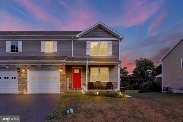 413 Smokering Dr, ROBESONIA, PA 19551