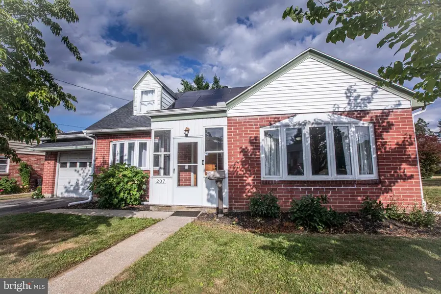207 N Linden St, Robesonia, PA 19551 - #2