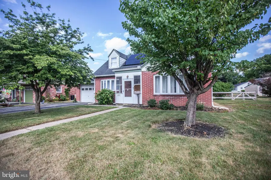 207 N Linden St, Robesonia, PA 19551 - #3