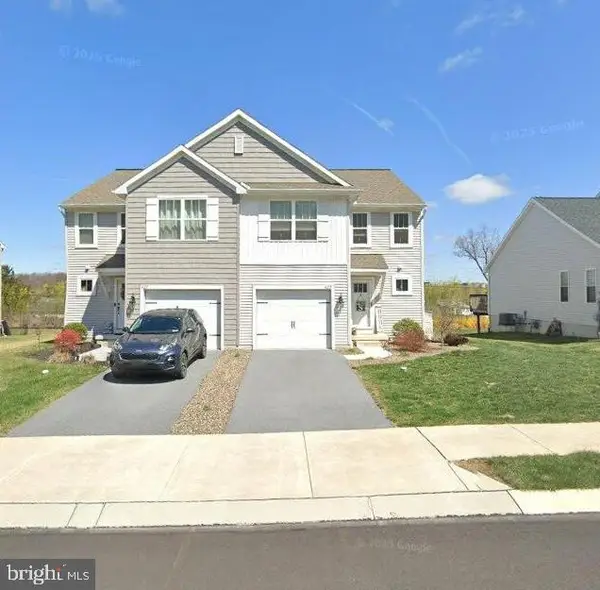 425 Smokering Dr, ROBESONIA, PA 19551