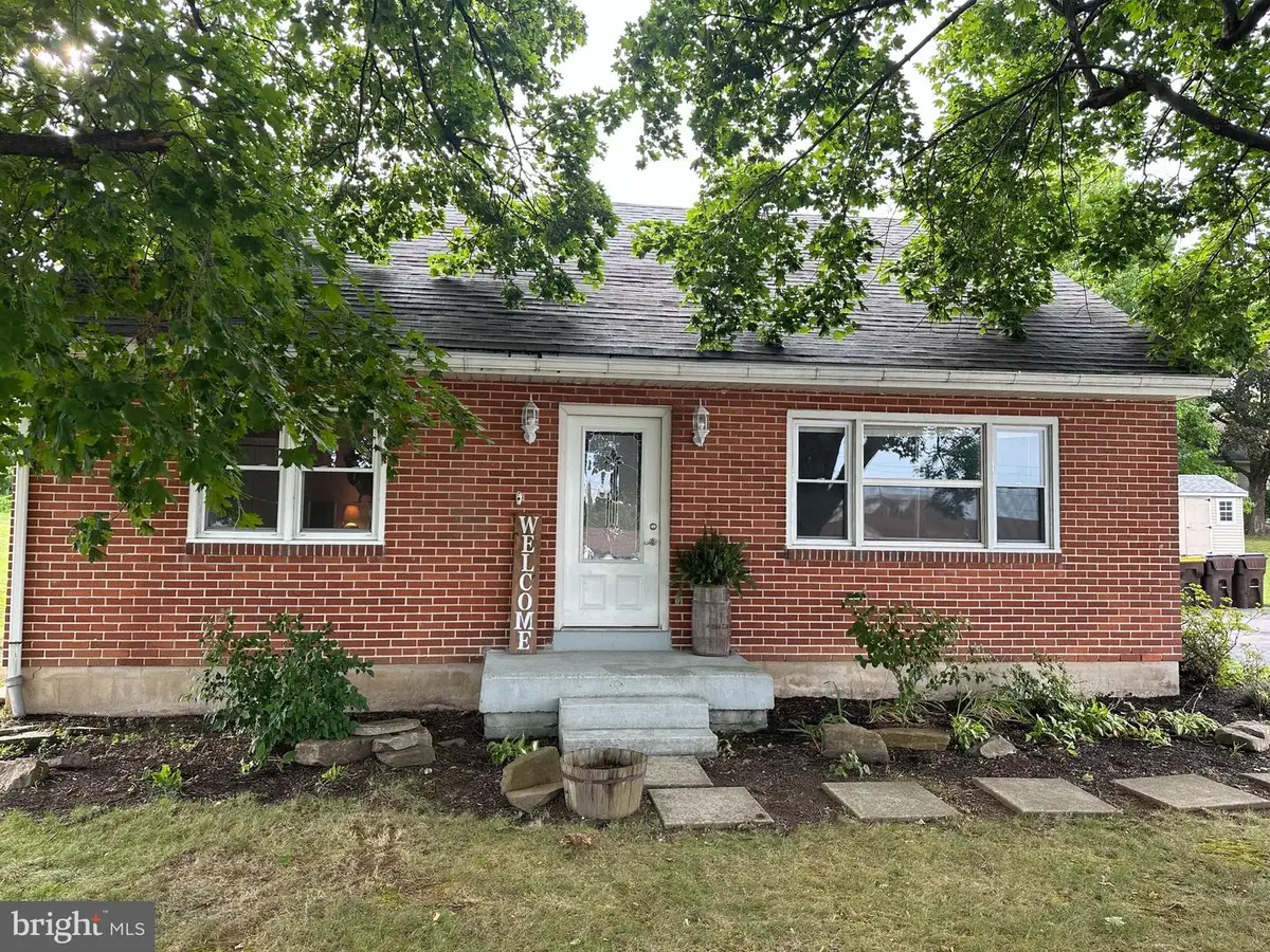 639 Chestnut St, Bally, PA 19503 - #1