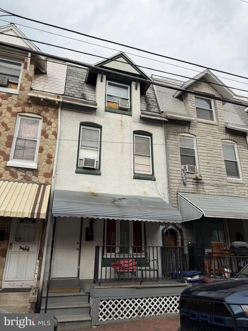 332 S 10th St, Reading, PA 19602 - #1
