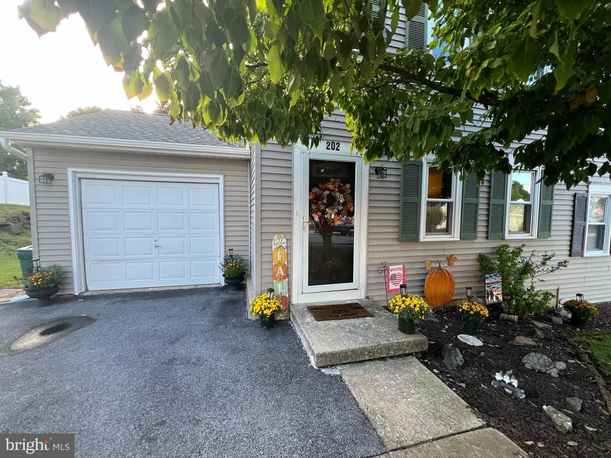 202 S 4th St, Womelsdorf, PA 19567 - #1