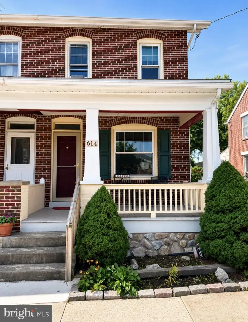 614 Rhoads Ave, Boyertown, PA 19512 - #1