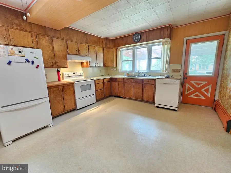219 N Whiteoak St, Kutztown, PA 19530 - #2