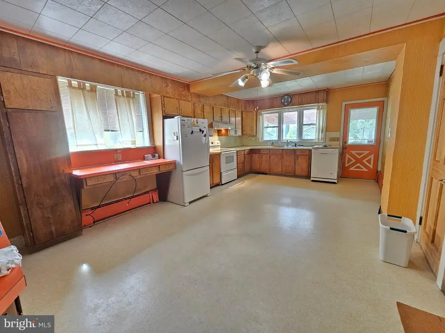 219 N Whiteoak St, Kutztown, PA 19530 - #3