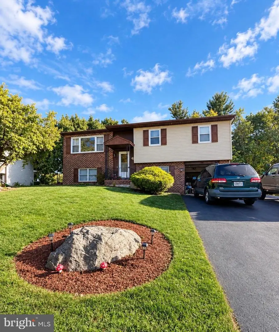 914 Suellen Dr, Reading, PA 19605 - #1