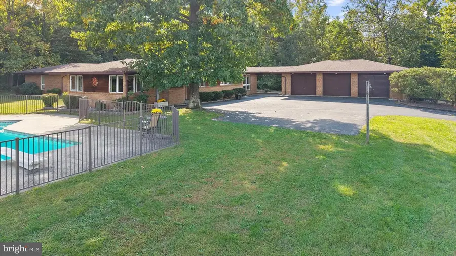 142 Greshville Rd, Boyertown, PA 19512 - #2