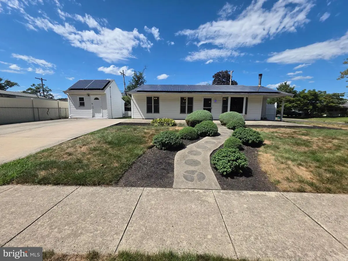 1 Mistletoe Ln, Levittown, PA 19054 - Image #1