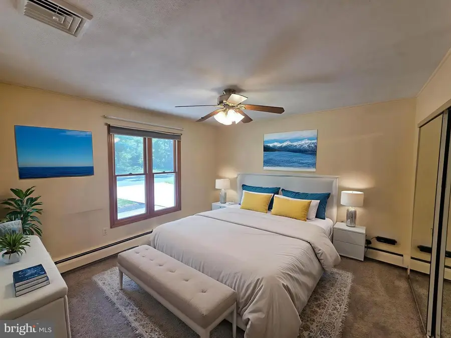 1 Mistletoe Ln, Levittown, PA 19054 - Image #3