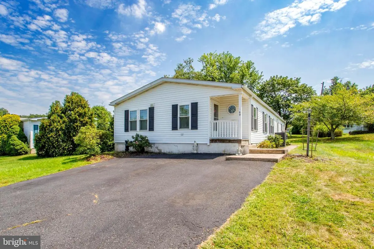 69 Mapleleaf Dr, Sellersville, PA 18960 - Image #1