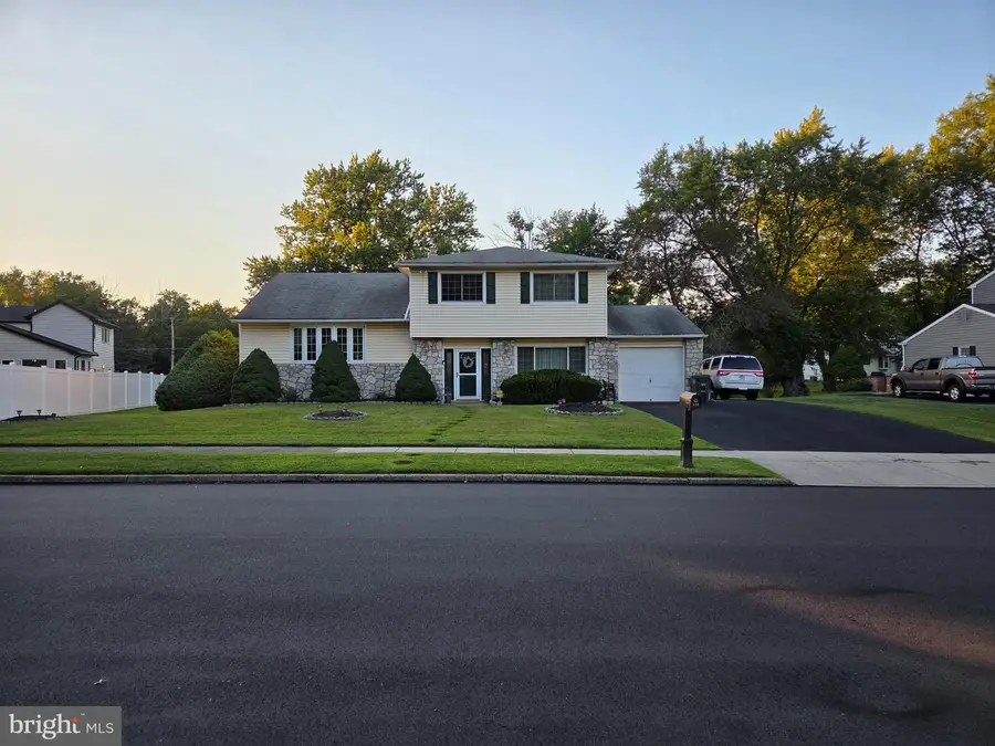 530 Andrew Dr, Southampton, PA 18966 - Image #2