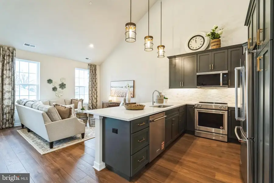 8 Ivy Ln, Levittown, PA 19055 - Image #2