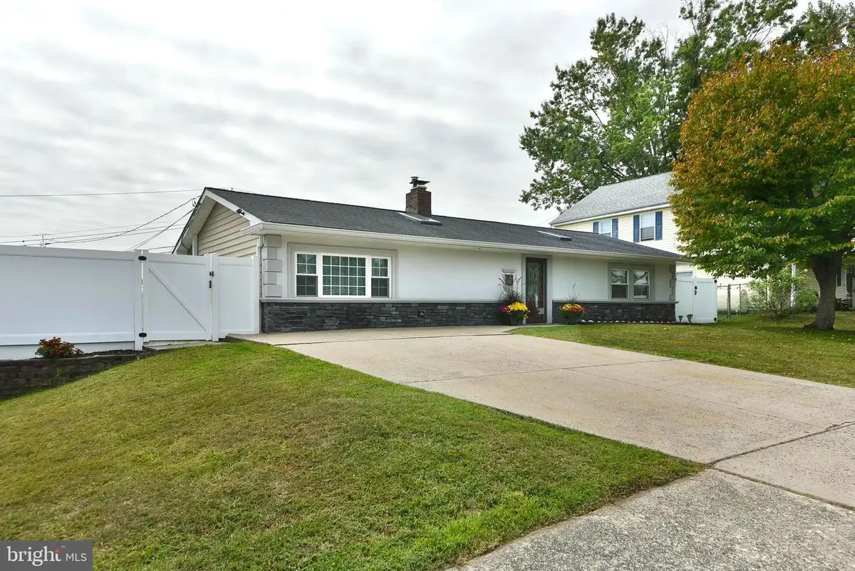 31 Briaroot Ln, Levittown, PA 19054 - Image #1