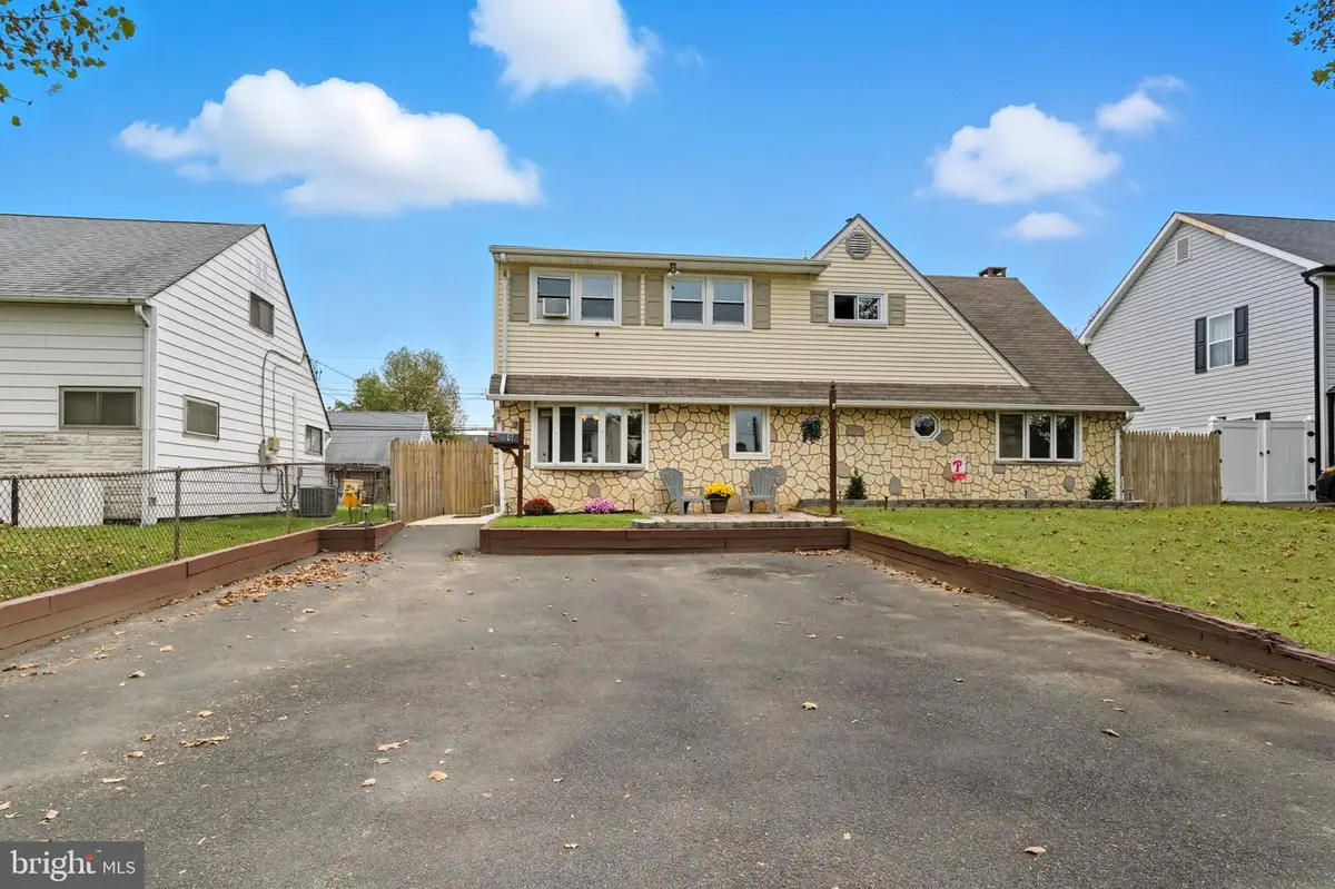 9 Newberry Ln, Levittown, PA 19054 - Image #1