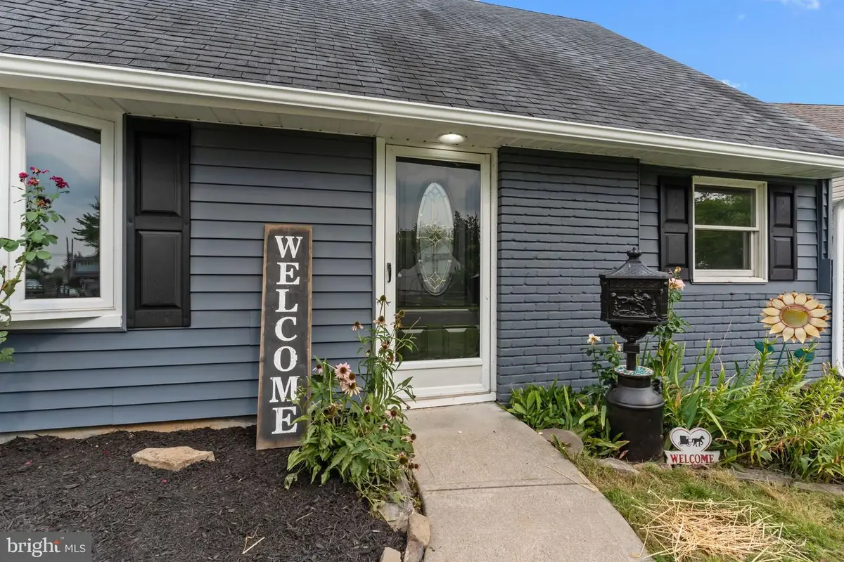 14 Iris Rd, Levittown, PA 19057 - Image #1