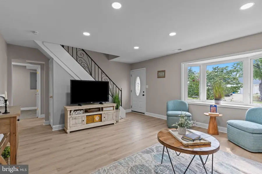 14 Iris Rd, Levittown, PA 19057 - Image #2