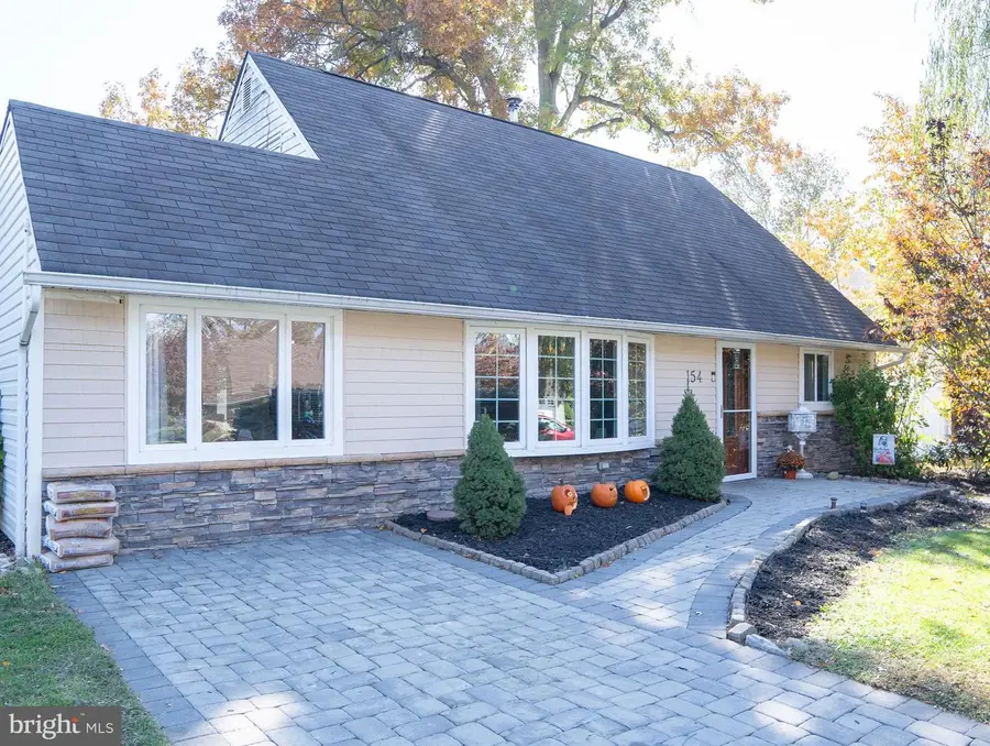 154 Juniper Dr, Levittown, PA 19056 - Image #2