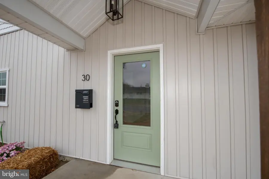 30 Mistletoe Ln, Levittown, PA 19054 - Image #3