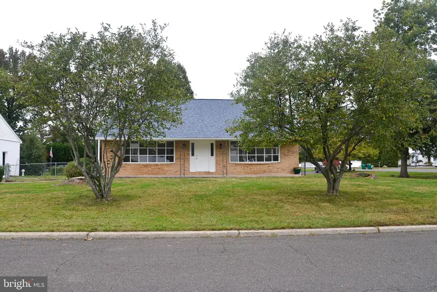 114 Nursery Ave, Levittown, PA 19057 - Image #2
