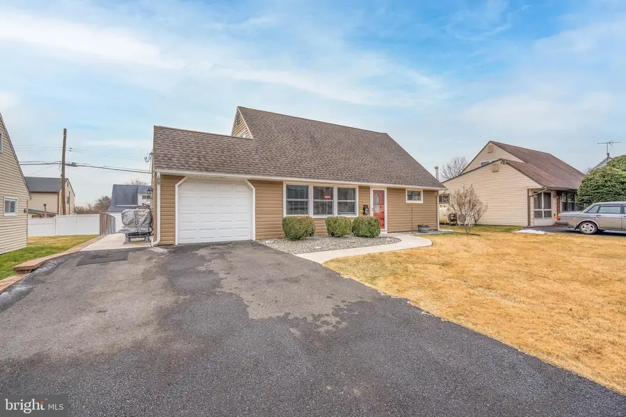 38 Vicar Ln, Levittown, PA 19054 - Image #2